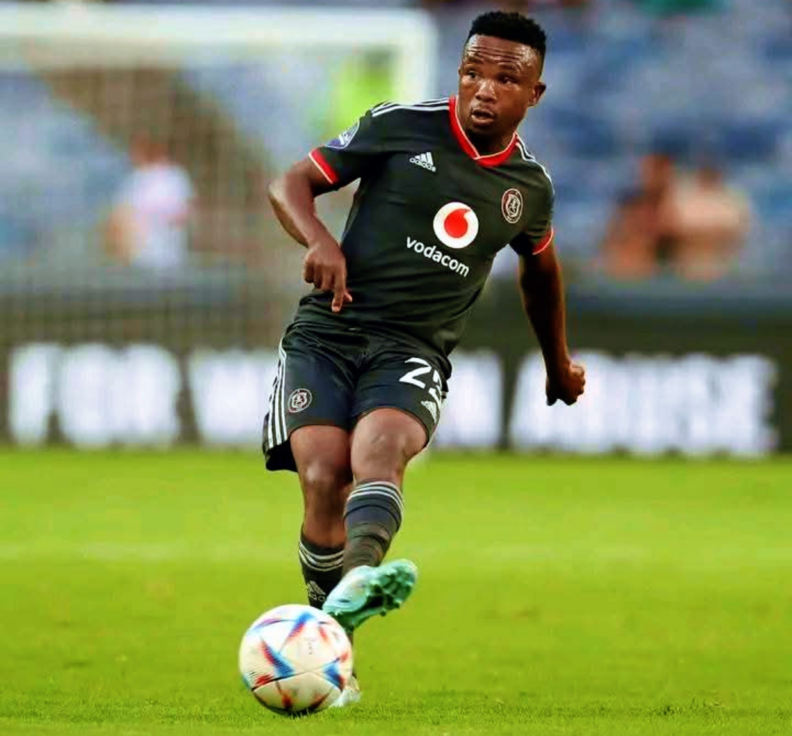 Mako declines Pirates offer, signs for Amakhosi.